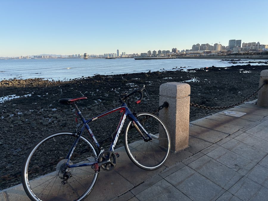 海边的公路车