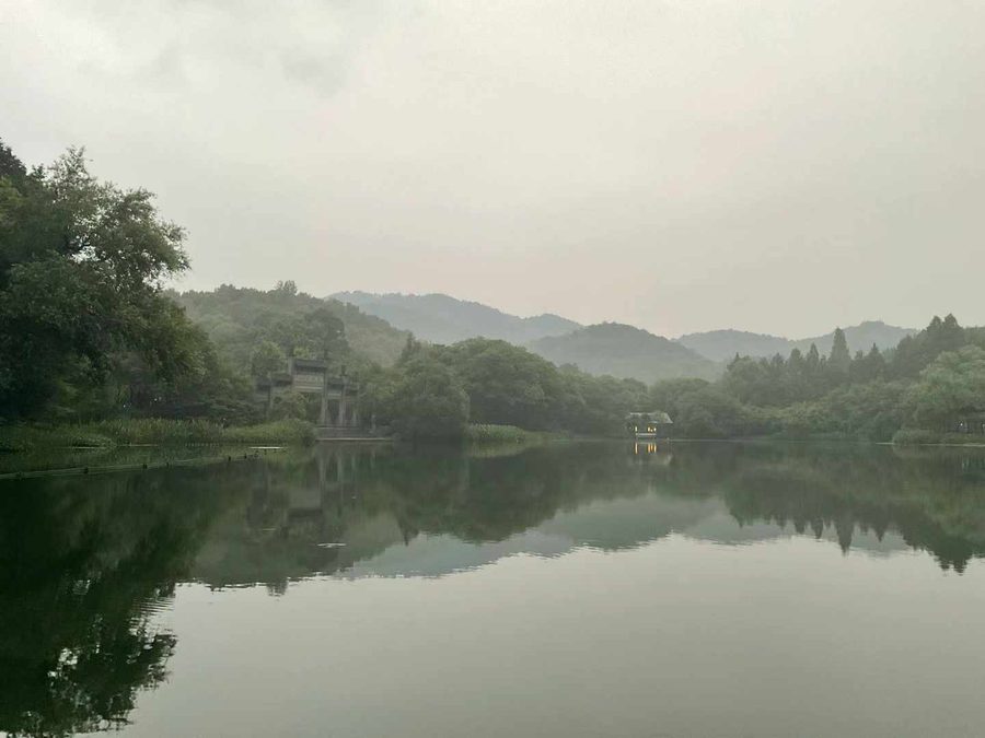西湖水面与远山